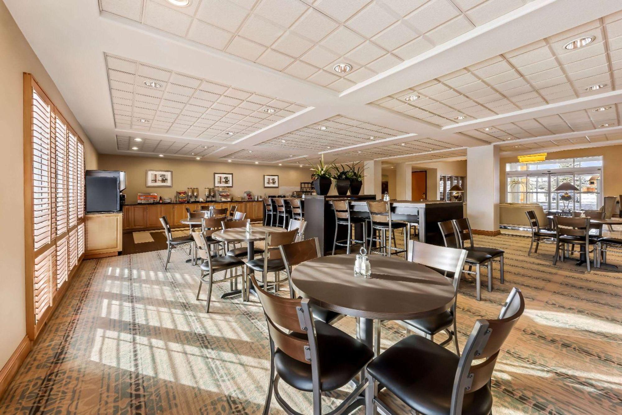 Отель Wingate By Wyndham Calgary South Экстерьер фото