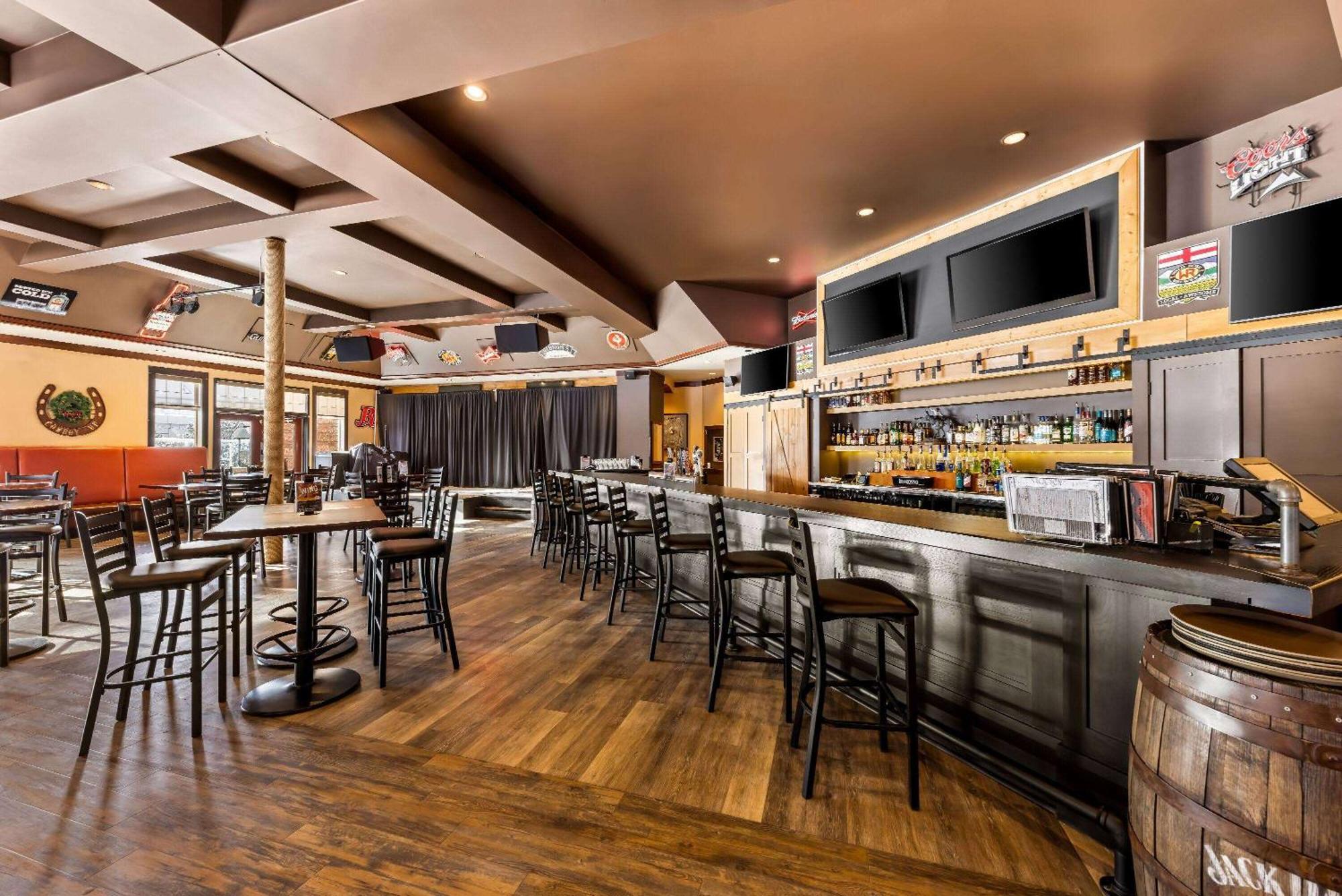 Отель Wingate By Wyndham Calgary South Экстерьер фото