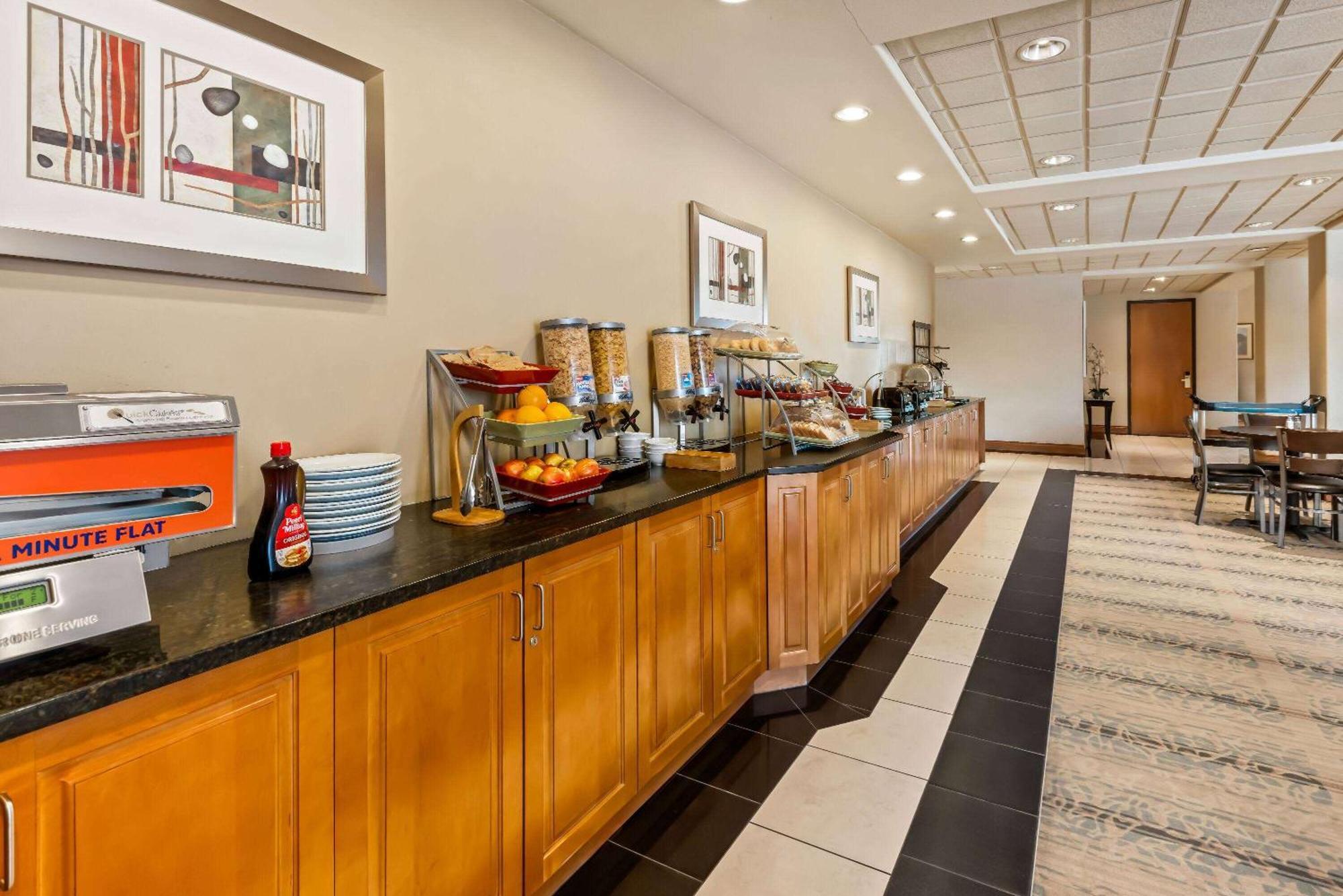 Отель Wingate By Wyndham Calgary South Экстерьер фото