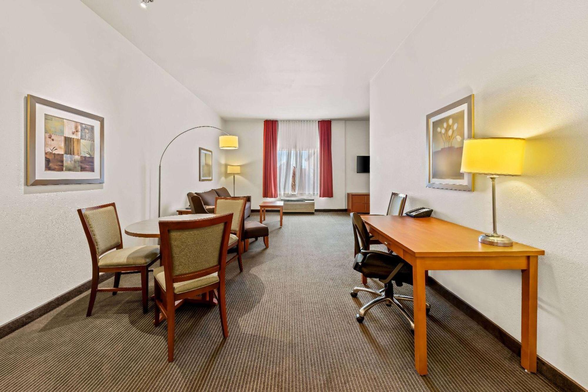 Отель Wingate By Wyndham Calgary South Экстерьер фото