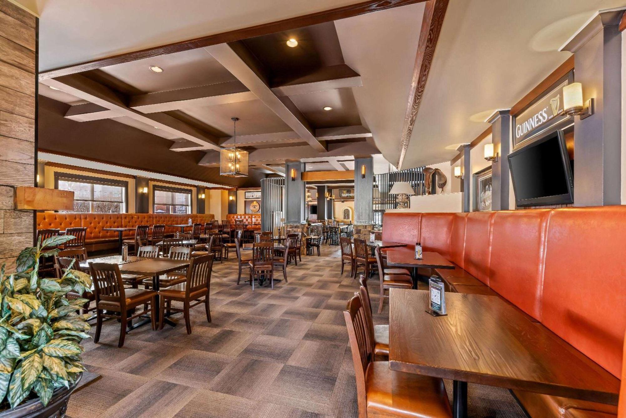Отель Wingate By Wyndham Calgary South Экстерьер фото