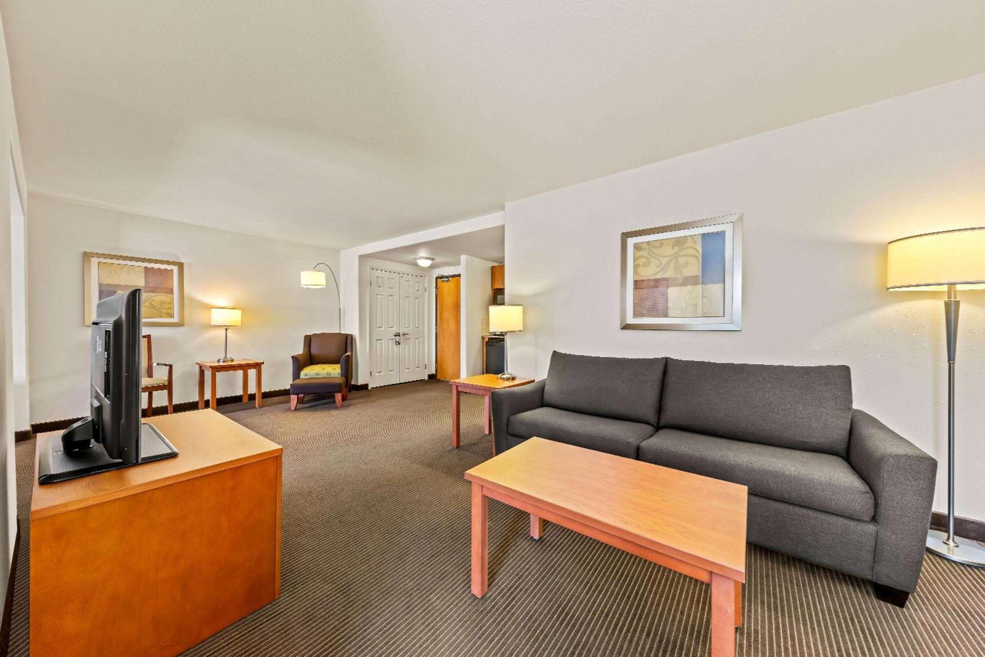 Отель Wingate By Wyndham Calgary South Экстерьер фото