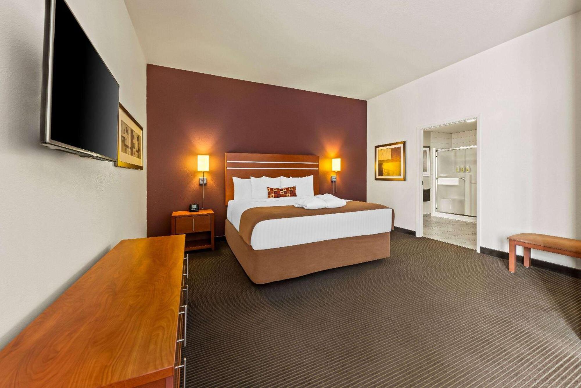 Отель Wingate By Wyndham Calgary South Экстерьер фото