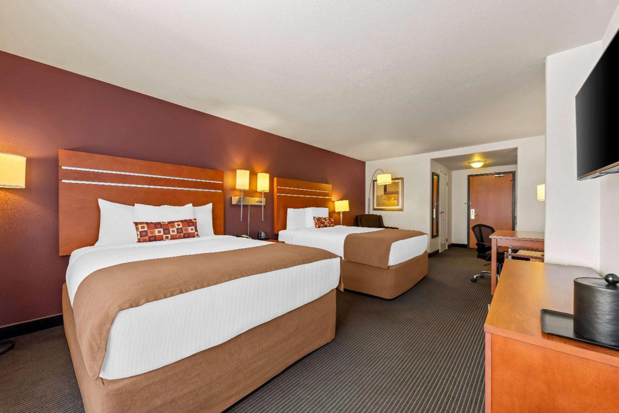 Отель Wingate By Wyndham Calgary South Экстерьер фото