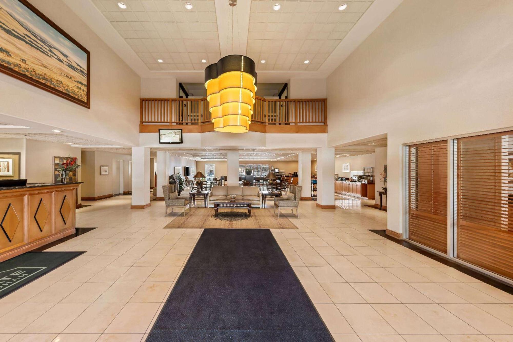 Отель Wingate By Wyndham Calgary South Экстерьер фото