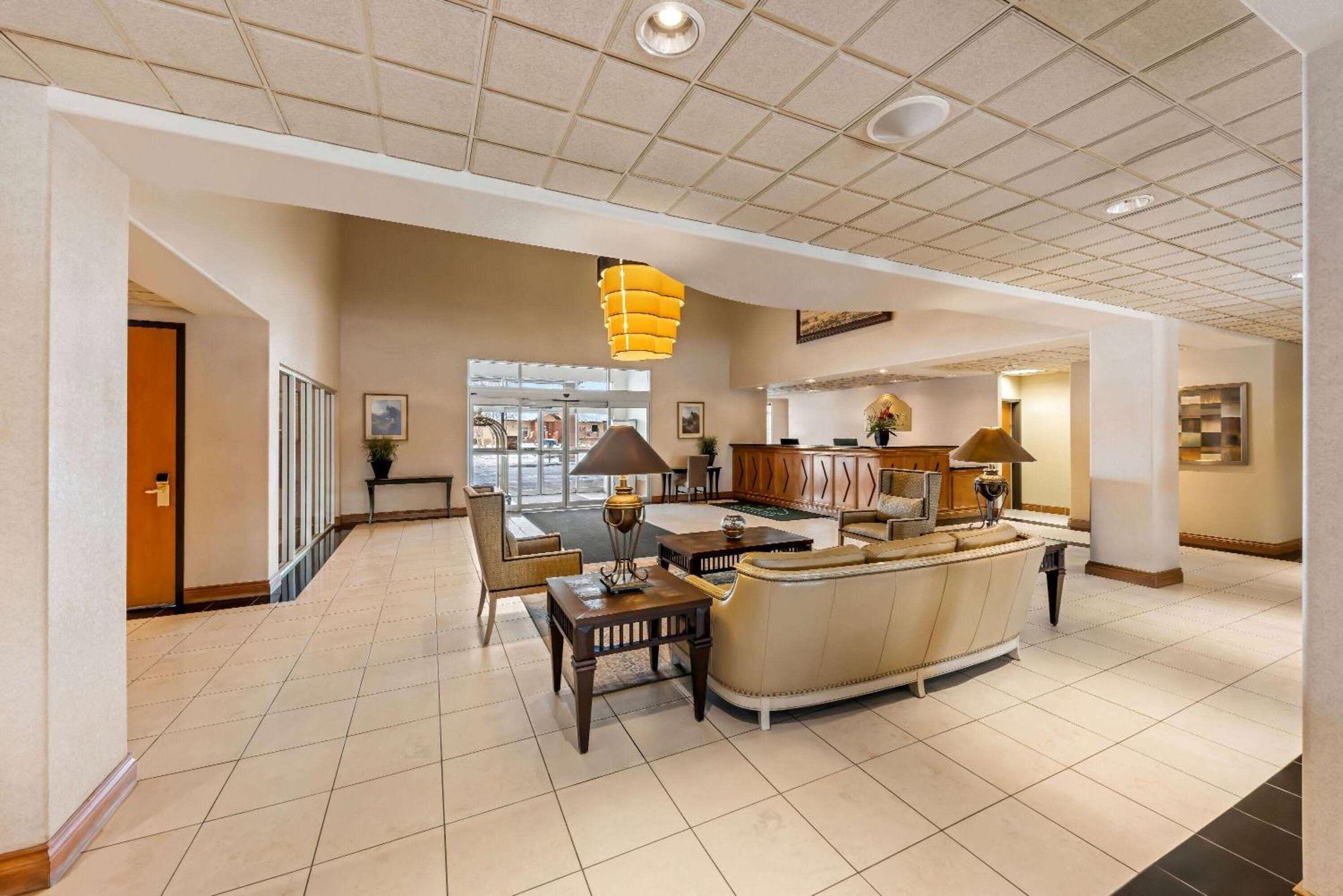 Отель Wingate By Wyndham Calgary South Экстерьер фото