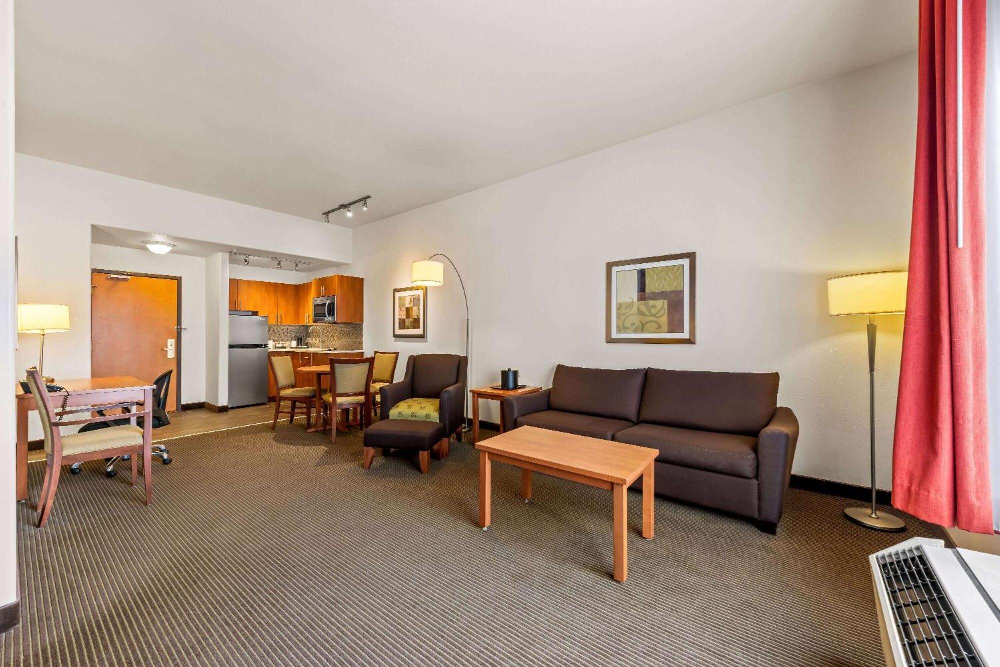 Отель Wingate By Wyndham Calgary South Экстерьер фото