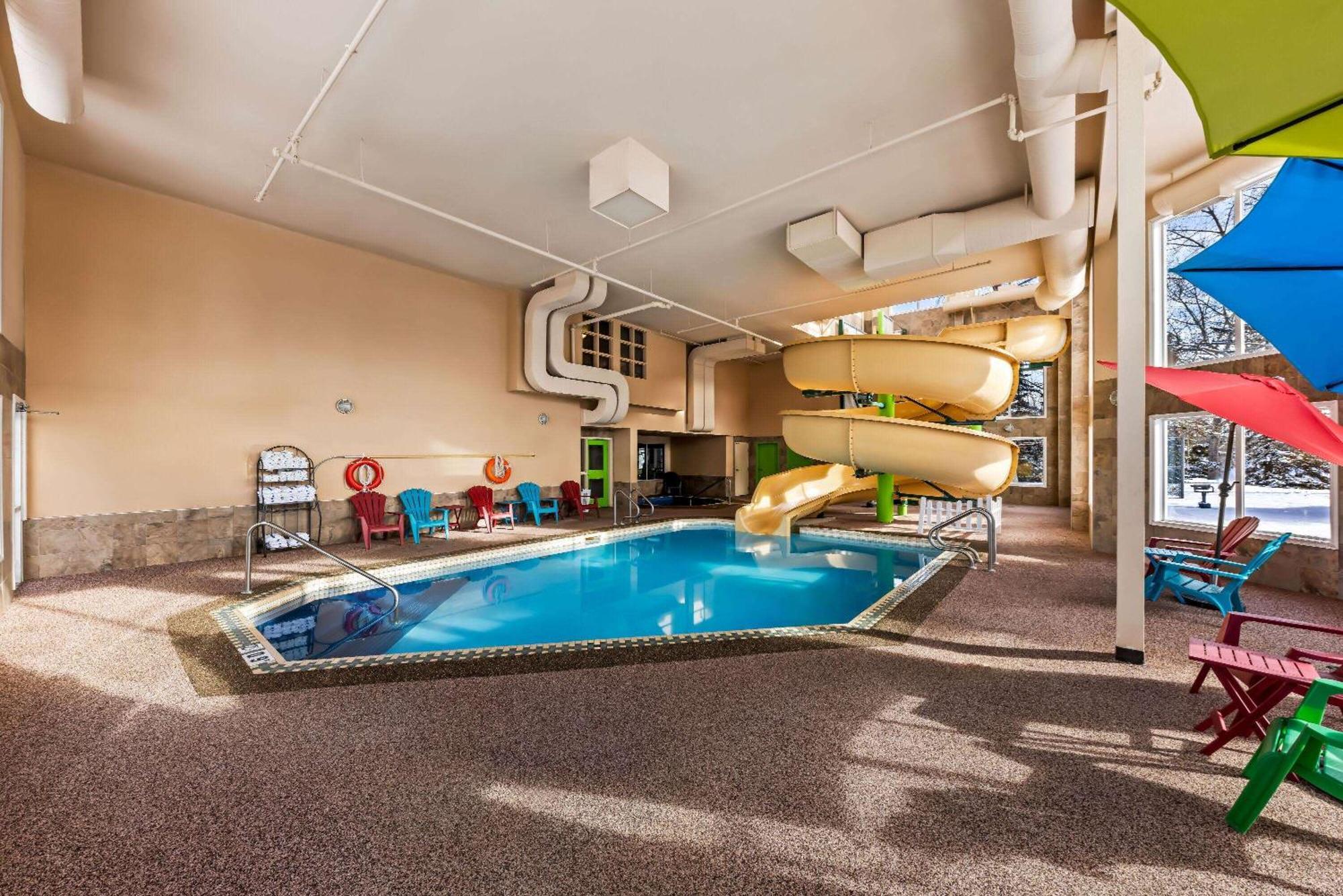 Отель Wingate By Wyndham Calgary South Экстерьер фото