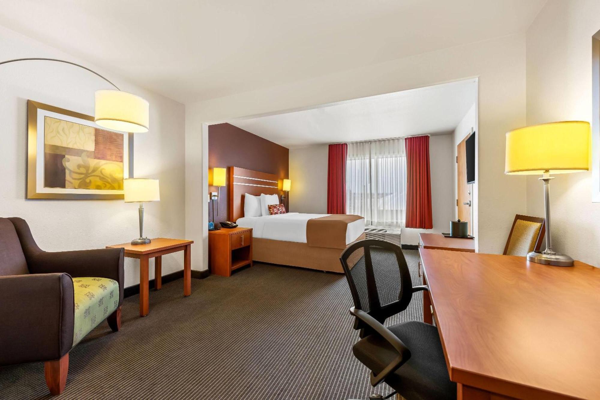 Отель Wingate By Wyndham Calgary South Экстерьер фото