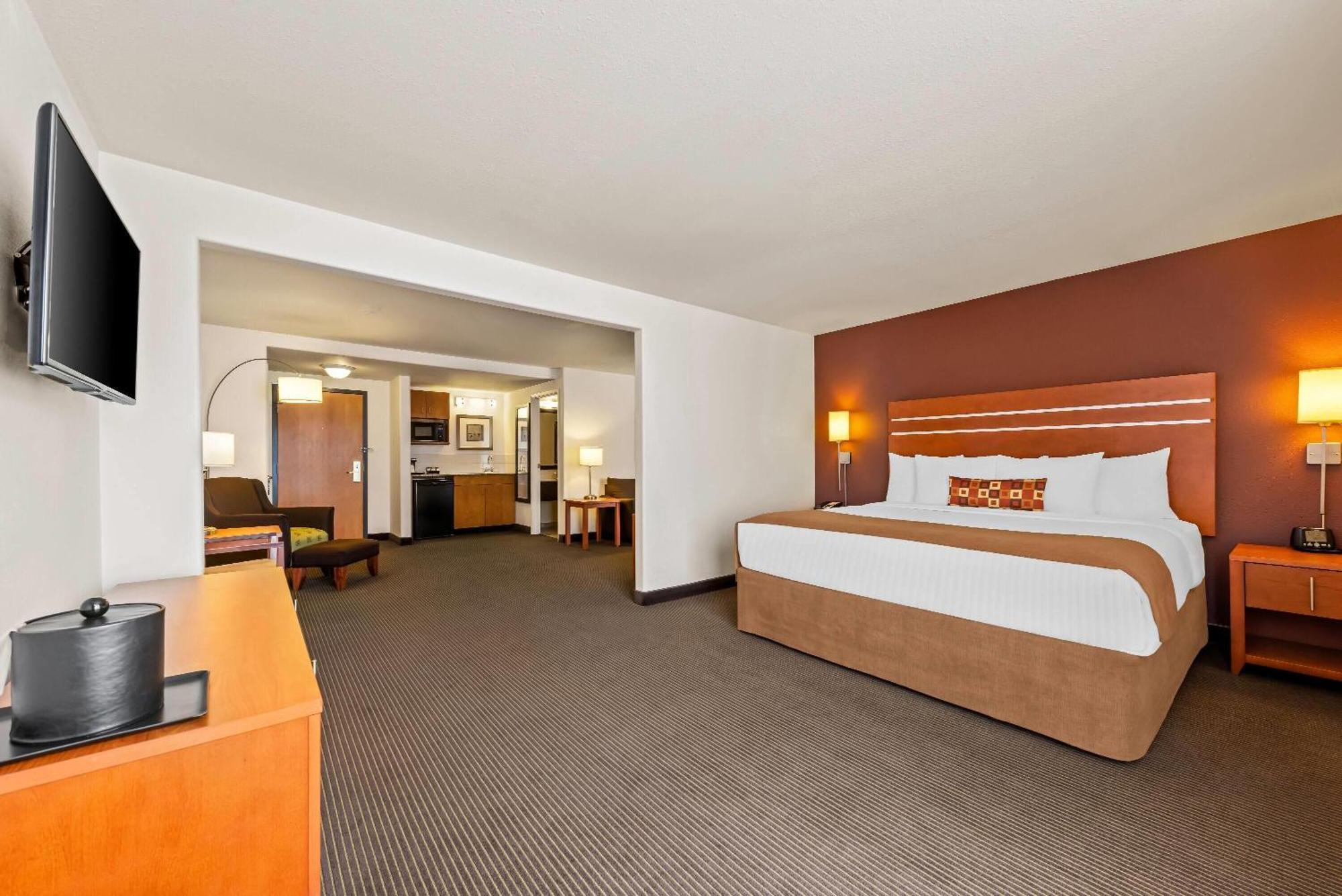 Отель Wingate By Wyndham Calgary South Экстерьер фото