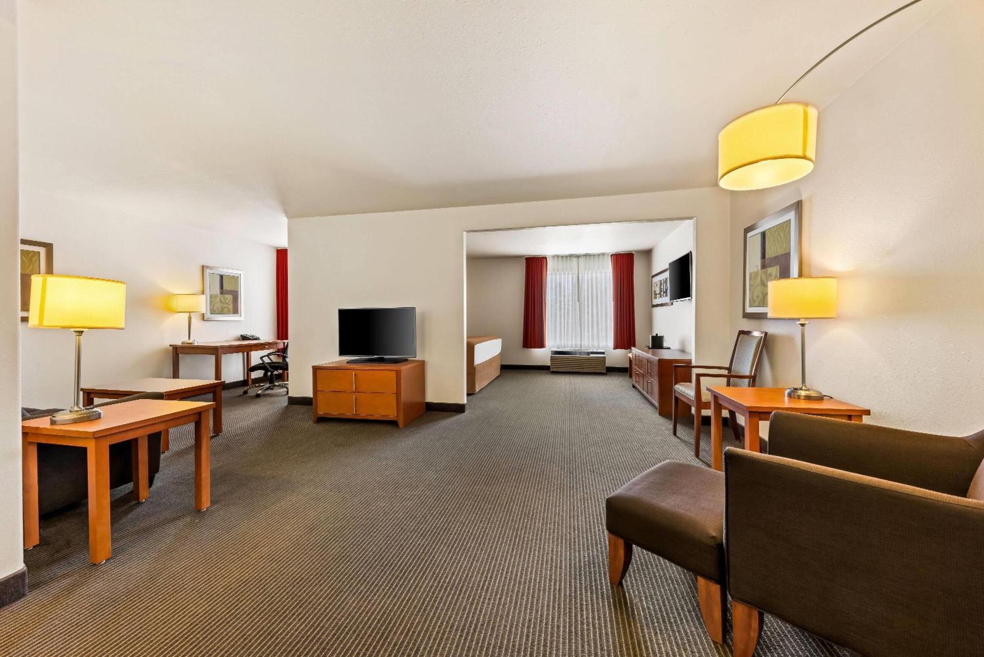 Отель Wingate By Wyndham Calgary South Экстерьер фото