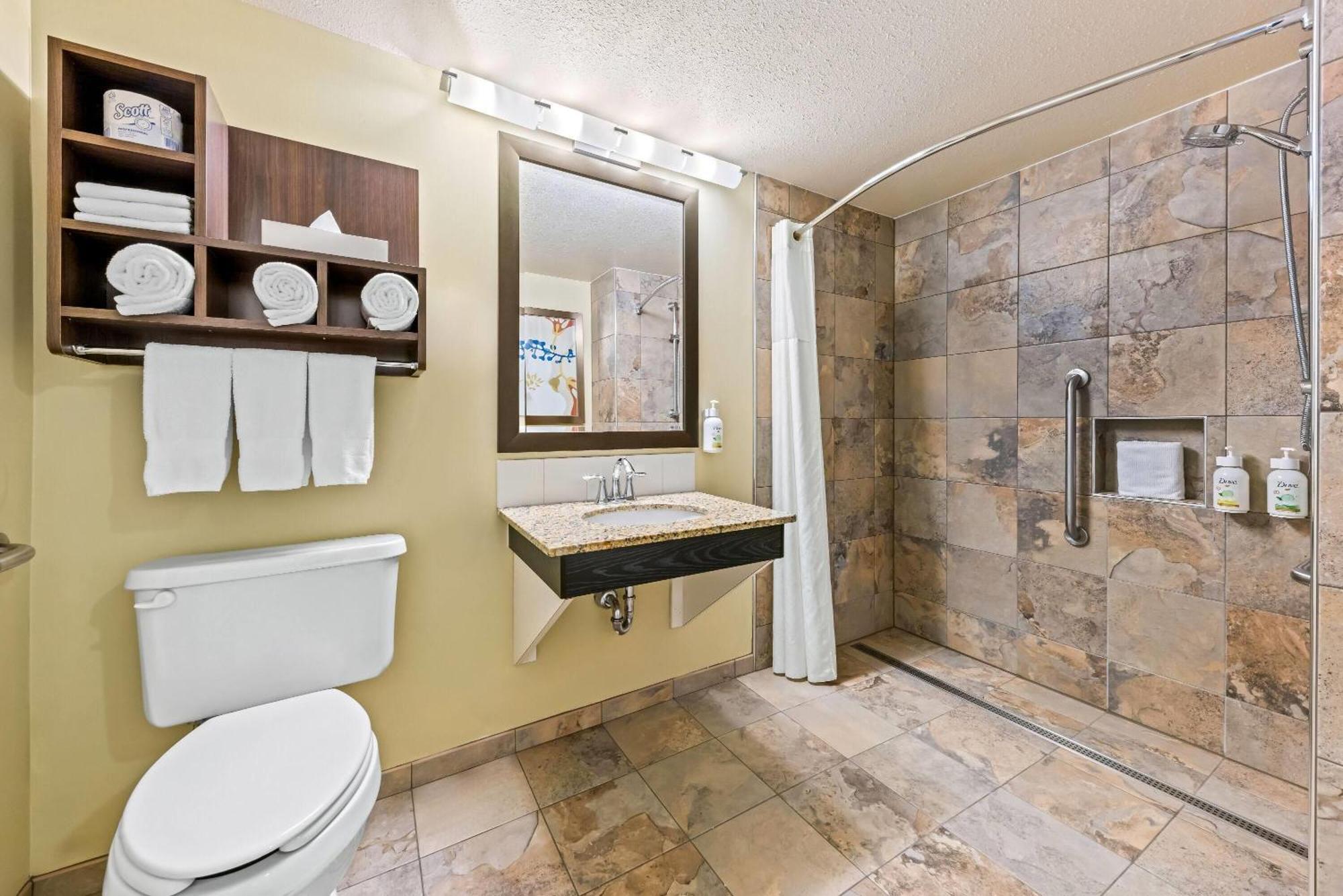 Отель Wingate By Wyndham Calgary South Экстерьер фото