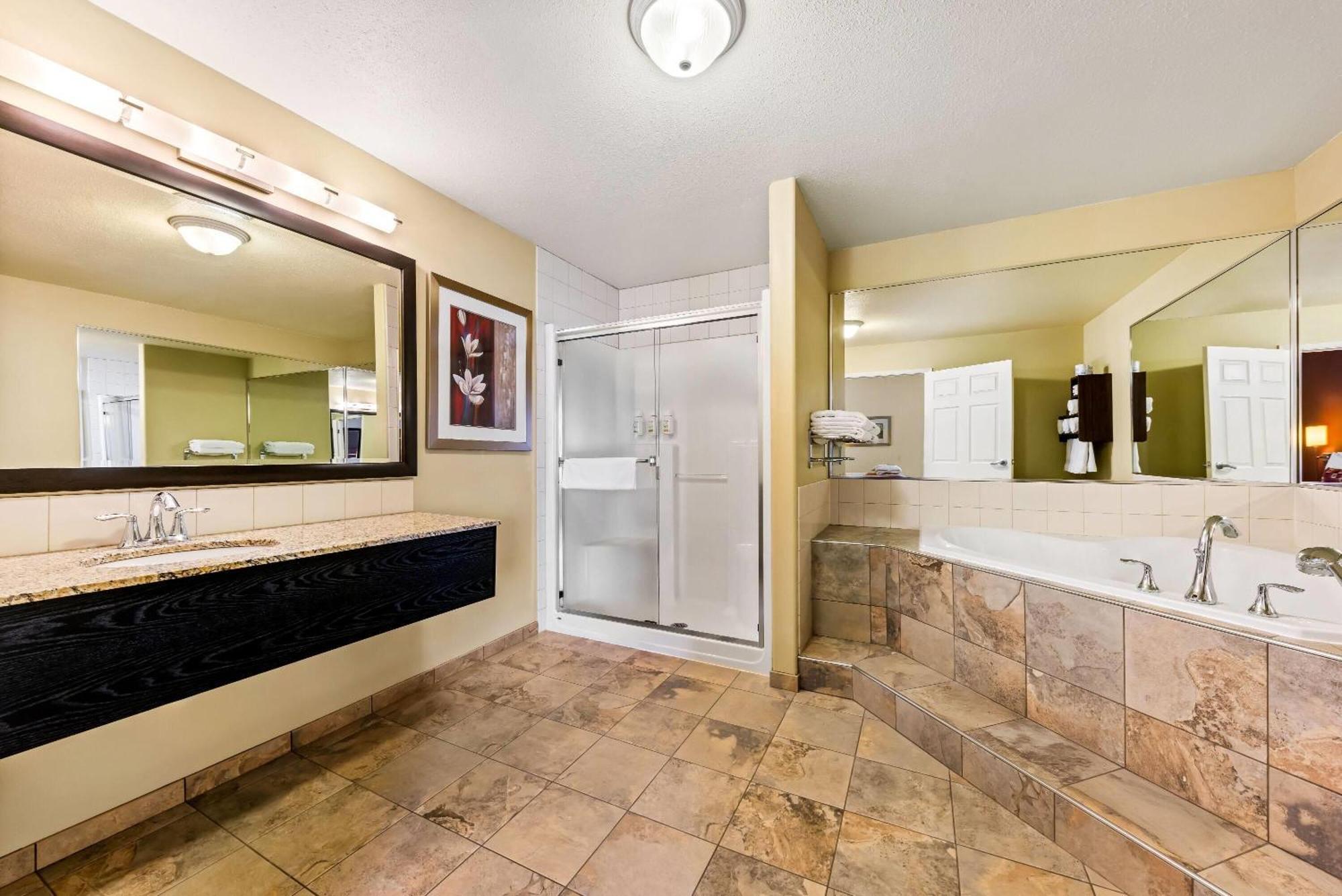 Отель Wingate By Wyndham Calgary South Экстерьер фото
